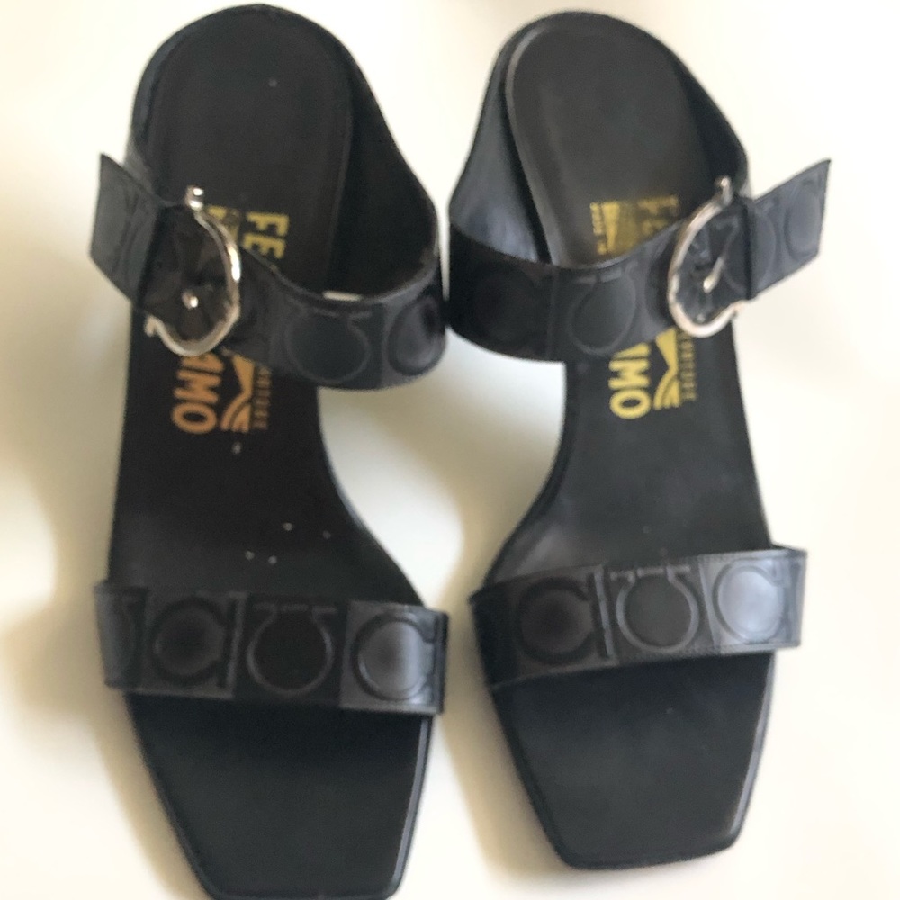 Salvatore Ferragamo leather sandals size 7.5 black